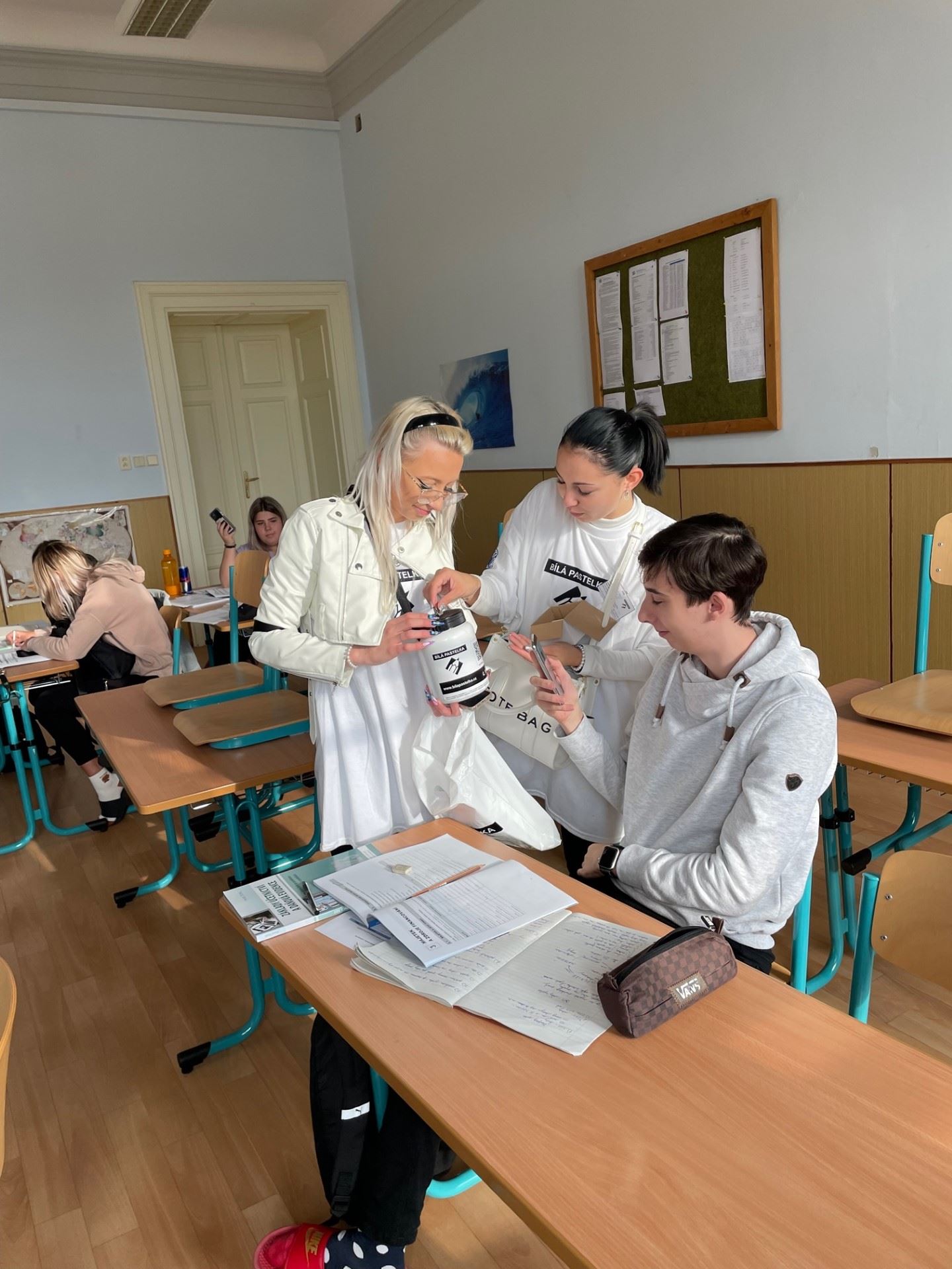 Bílá pastelka 2023